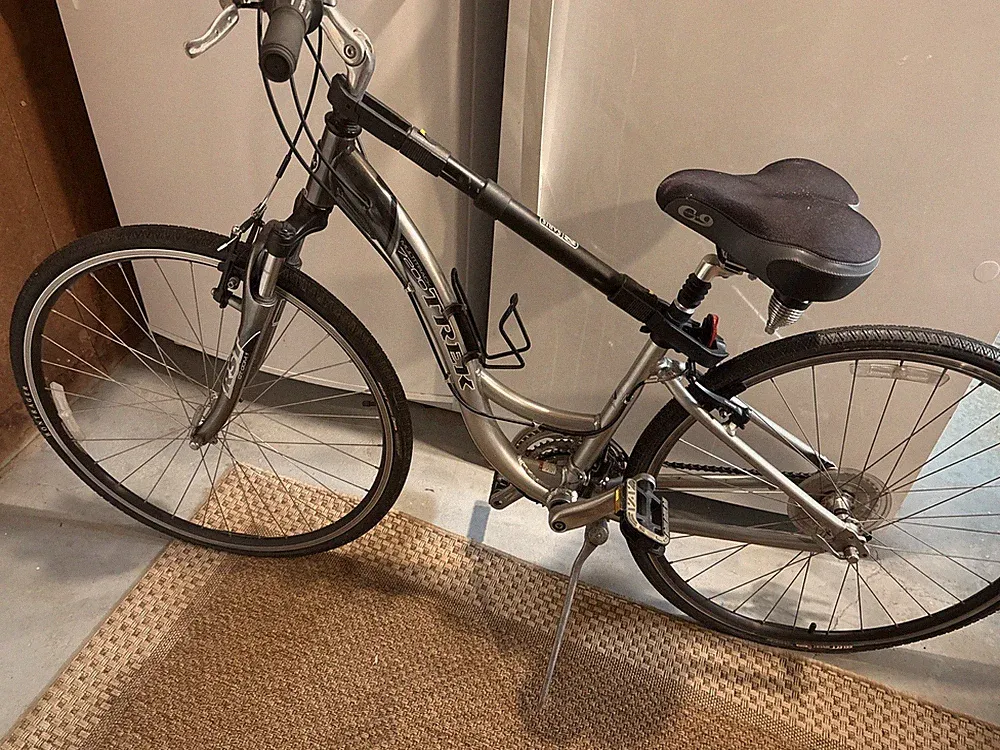 Trek 820 700C Hybrid Bike 17.5in Aluminum 21-Speed V-Brake Front Susp